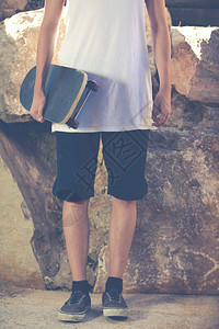 幸福带着太阳眼镜和滑板的年轻男孩夏天人图片
