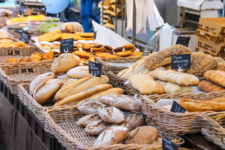 在荷兰市场上卖面包荷兰早餐糕点篮子图片