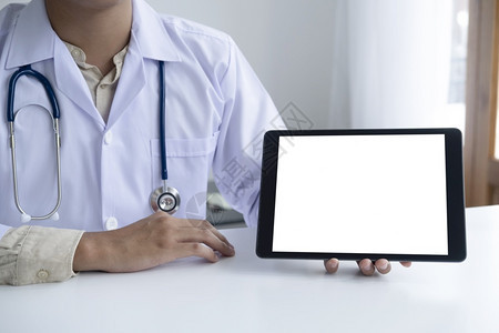 服务咨询使用计算机平板电脑的医生与病人保健医院和生概念讨论一些事情复制空白计算机和平板屏幕的空间单位千分之一医疗图片
