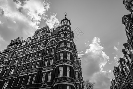 高角度单色视图仰望通常位于英国西伦敦肯辛顿的昂贵爱德华时代期公寓楼高角度单色视图仰望通常位于英国西伦敦肯辛顿的昂贵爱德华时代期公图片