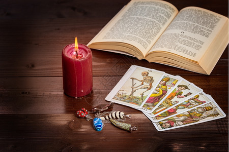 用于愈合和算命的食道物体蜡烛塔罗特和书的构成占卜塔罗牌象征图片