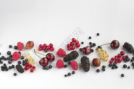 蓝莓草鹅红和黄卷心菜的浆果散布在一片白色背景上包括蓝莓红和黄色卷心菜的浆果上钥匙充满活力团体图片