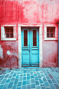 质地视窗旧的破碎蓝色门和多彩红房屋墙上的小窗户城街简观废弃建筑Shabby纹理和城市背景希腊装饰风格图片