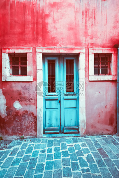 质地视窗旧的破碎蓝色门和多彩红房屋墙上的小窗户城街简观废弃建筑Shabby纹理和城市背景希腊装饰风格图片