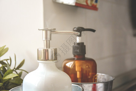 包装打扫身体两台肥皂施机在一个有自然阳光的房里安装清洁和卫生概念图片