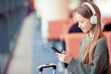 闲暇音乐乘客可爱的小女孩在机场等待登图片