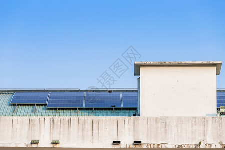 行业在蓝天背景下建筑屋顶的光伏太阳能电池板源系统发电替代能源概念电结构包括供应细胞图片