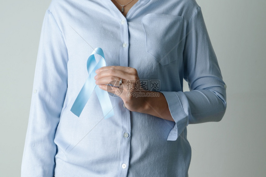 肿瘤学1月在前列腺癌症宣传月妇女身上带复制空间的浅蓝色丝带健康概念帮助医疗的图片