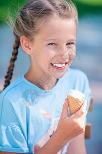 热的夏天在户外咖啡馆吃冰淇淋的小女孩可爱子享受真正意大利冰淇淋夏天在户外咖啡馆吃冰淇淋的小女孩乐趣咖啡店图片