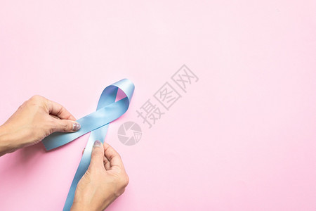1月在前列腺癌症宣传月妇女身上带复制空间的浅蓝色丝带健康概念预防支持肿瘤学图片