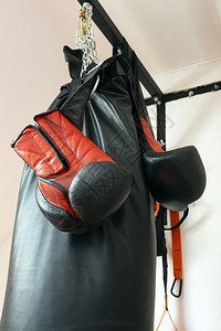 健身房跆拳道击手套和沙袋近身运动概念拳击手套和沙袋近身运动概念躺着图片