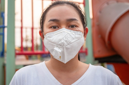 身戴面罩的亚裔妇女在户外停留时要保护她们免受空气污染或流行的影响保健概念年轻的危险烟雾图片