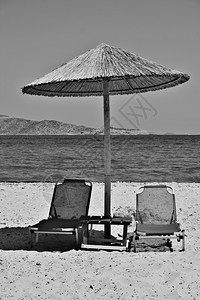莫罗佐娃希腊科斯岛蒂加基海滩两把椅子和雨伞在白沙滩上黑海二目的地图片