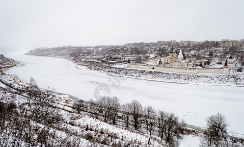 地标冰冻的伏尔加河和古老的俄罗斯城镇塔里察以及河流岸上的圣占修道院景象灰蒙图片