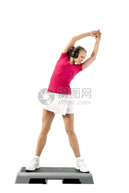 穿戴耳机的年轻女子在白色背景的健身台上顶至部最佳手图片