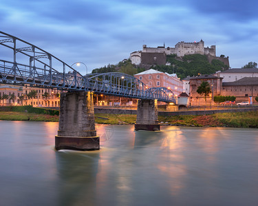 建造城市的旅行莫扎特桥和霍亨萨尔茨堡奥地利萨尔茨堡上午图片