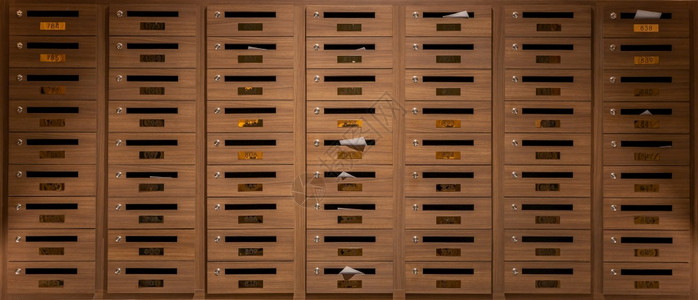 邮资棕色的墙许多用木制成的邮箱放在一楼公寓大以共有式重点收看的邮箱图片