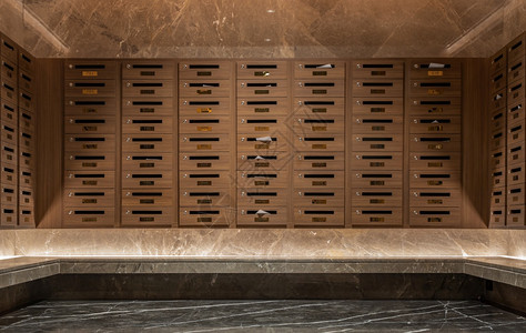 许多用棕色木制成的邮箱放在一楼公寓大以共有式重点收看的邮箱制作正方形墙图片