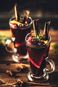 温暖的圣诞节日传统冬季饮酒在生锈的木制桌上装有玻璃杯中调味品的混合葡萄酒精喝图片