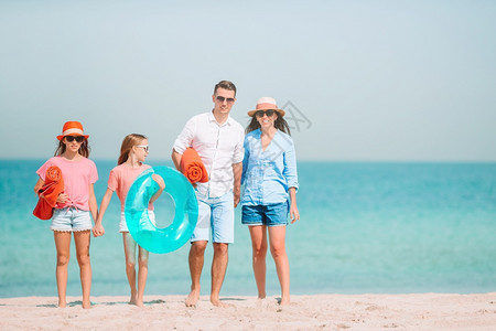 度假的年轻家庭有许多趣的夏季生活方式照片快乐的家庭在海滩上玩得开心的夏天生活风格照片海滨成人图片