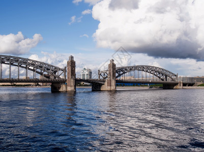 外部的云景从河滨到新桥的风景横跨涅瓦河的海边和大桥风景海滨图片