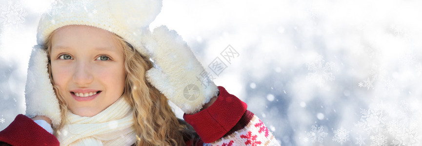 喜悦帽子红色的美丽快乐小女孩享受着美丽的冬季天气之风下雪女孩举起她的手臂笑了冬天的概念笑声图片