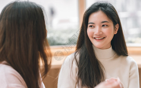 积极的健康桌子亚洲可爱女人的肖像微笑和她朋友在咖啡店聊天时说话生活方式概念图片
