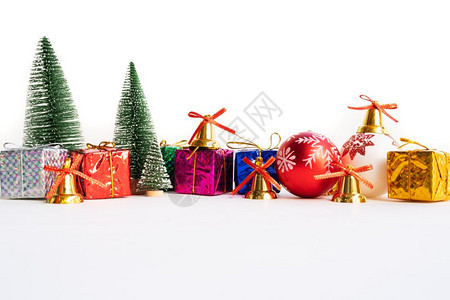 圣诞节背景概念圣诞礼物盒和树有金铃松锥白底红的球和面弓优质的雪图片