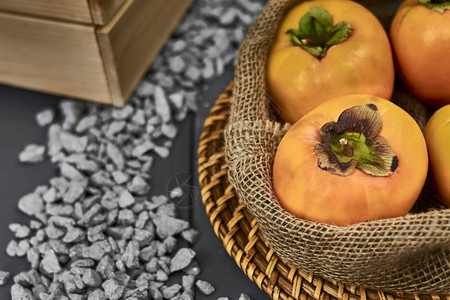 可口一袋美味的柿子秋果木盒石灰色和橙调成熟韩国人图片