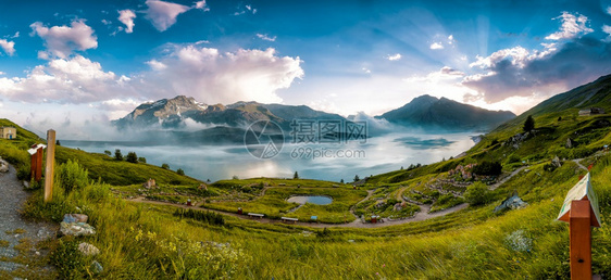 夏天在山湖的一个草原上全景运动员勘探丰富多彩的图片