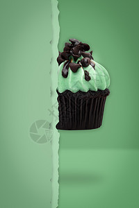 为了绿色背景的飞行纸杯蛋糕想法最低概念的新年圣诞节周日卡路里美味的图片