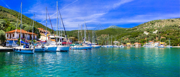 晴天受欢迎的传统希腊伊奥尼亚岛西沃塔沿海村庄Lefkada图片