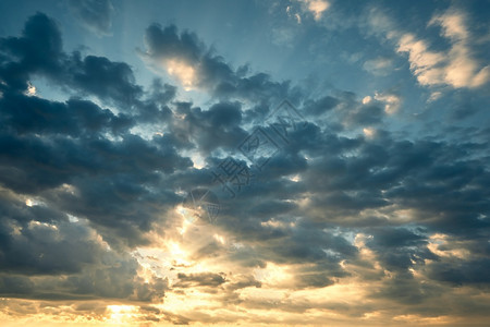 风景优美晚上场日出在云端的天空中阳光照耀的线穿过云层秋天背景图片