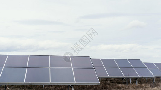 自由活力技术发电田间区千兆瓦太阳能电池板图片
