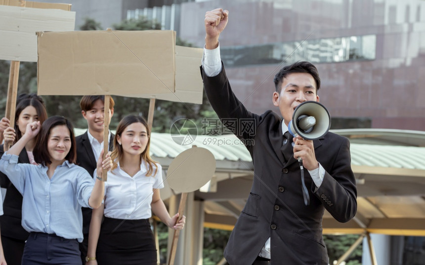 人类关注男领袖的抗议者大声呼喊人权用空白符号标出人权政治暴力高清图片下载-正版图片307946097-摄图网