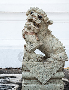 传统风格的石狮雕像位于寺庙墙附近在泰国寺庙内装饰和结石文化动物图片