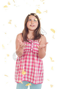 兴奋的小女孩试图抓住掉落的芯片孤立在白色背景上幸福小吃图片