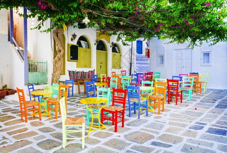 夏天屋希腊古老城镇Chora餐馆街道上Ios岛的希腊传统塔文有多彩的典型椅子希腊Cyclades花的图片