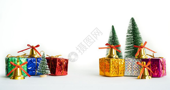 盒子快乐的圣诞节背景概念圣诞礼物盒和树有金铃松锥白色的底边假期图片