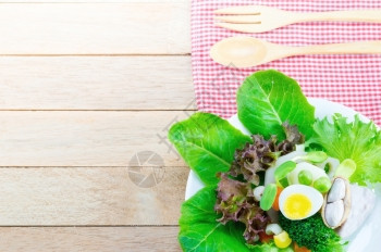 草本植物白盘式A中的新鲜蔬菜沙拉健康纤维图片