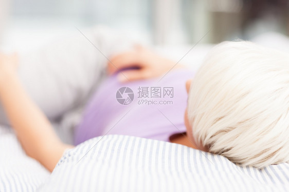 金发女人躺在床上家里的吸引人疲劳平静图片