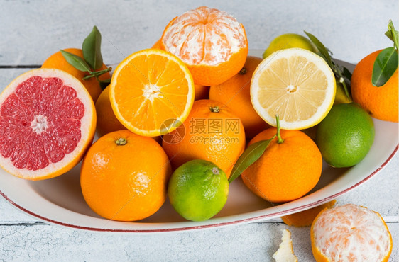 盘托新鲜季节水果酸多汁的金橘生图片