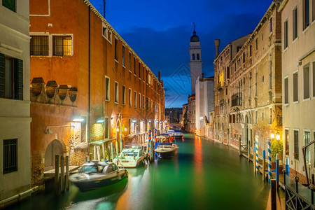 夜里意大利威尼斯市景象观游客贡多拉图片