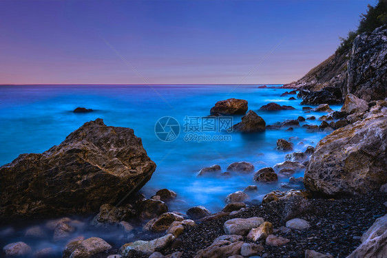 热带海浪假期以日落风景背岩石绘制的戏剧天空海景长期图像图片