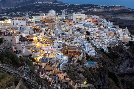 希腊圣托里尼Fira夜景圆顶水火山口图片