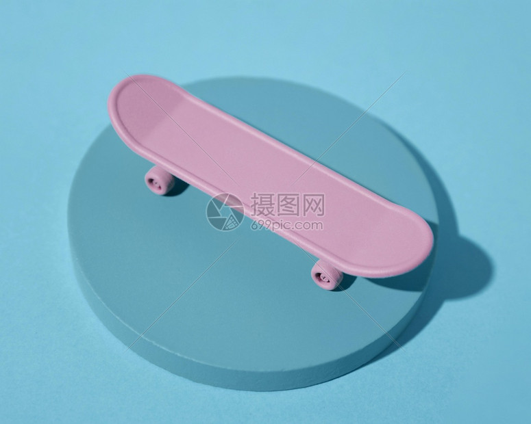粉色的优质高角粉色滑板蓝背景高的图片