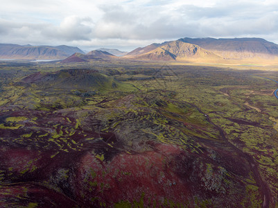 休眠覆盖苔的火山景观多云墙纸图片