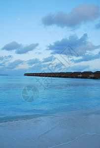 宁静日落后马尔代夫岛水下别墅的美丽海景蓝色夏天图片