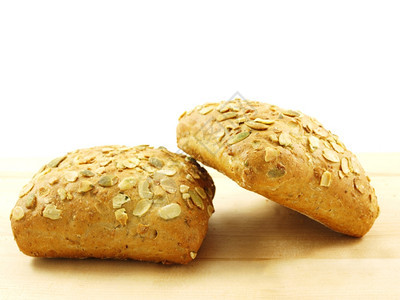 小麦一种用木板上孤立的种子做面包粉图片