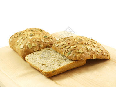 用木板上孤立的种子做面包营养黑麦法国面包图片